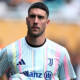Dusan Vlahovic fermo durante il riscaldamento prepartita della Juventus