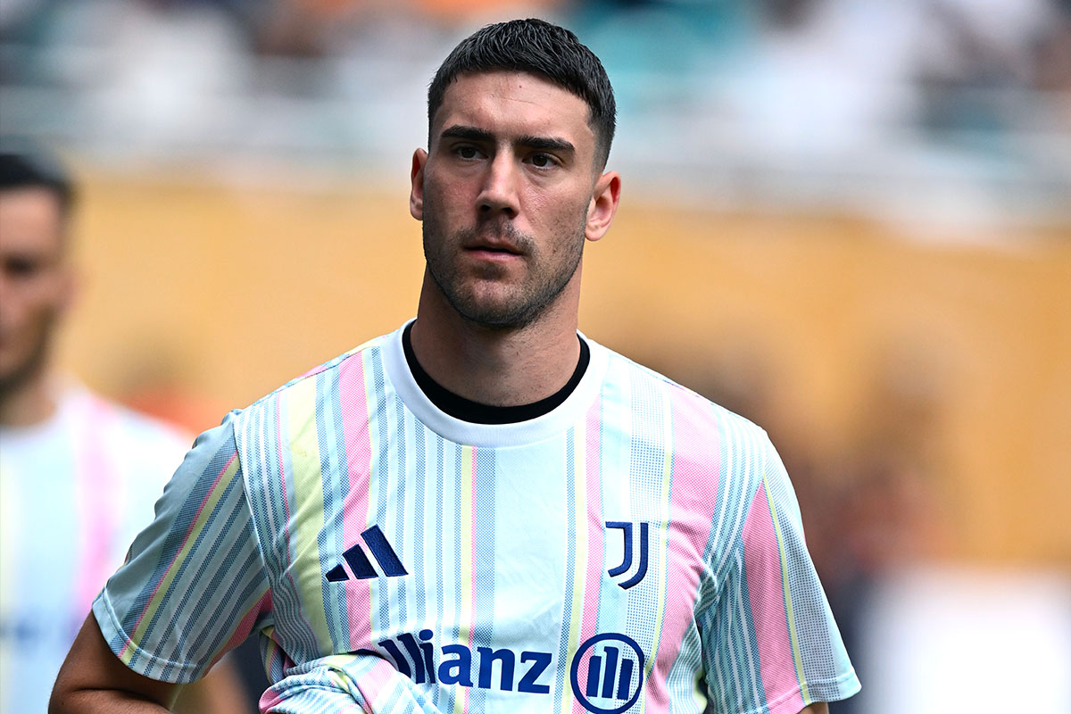 Dusan Vlahovic fermo durante il riscaldamento prepartita della Juventus