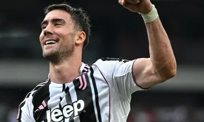 Vlahovic esulta sorridente con la maglia della Juventus dopo un gol