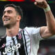 Vlahovic esulta sorridente con la maglia della Juventus dopo un gol