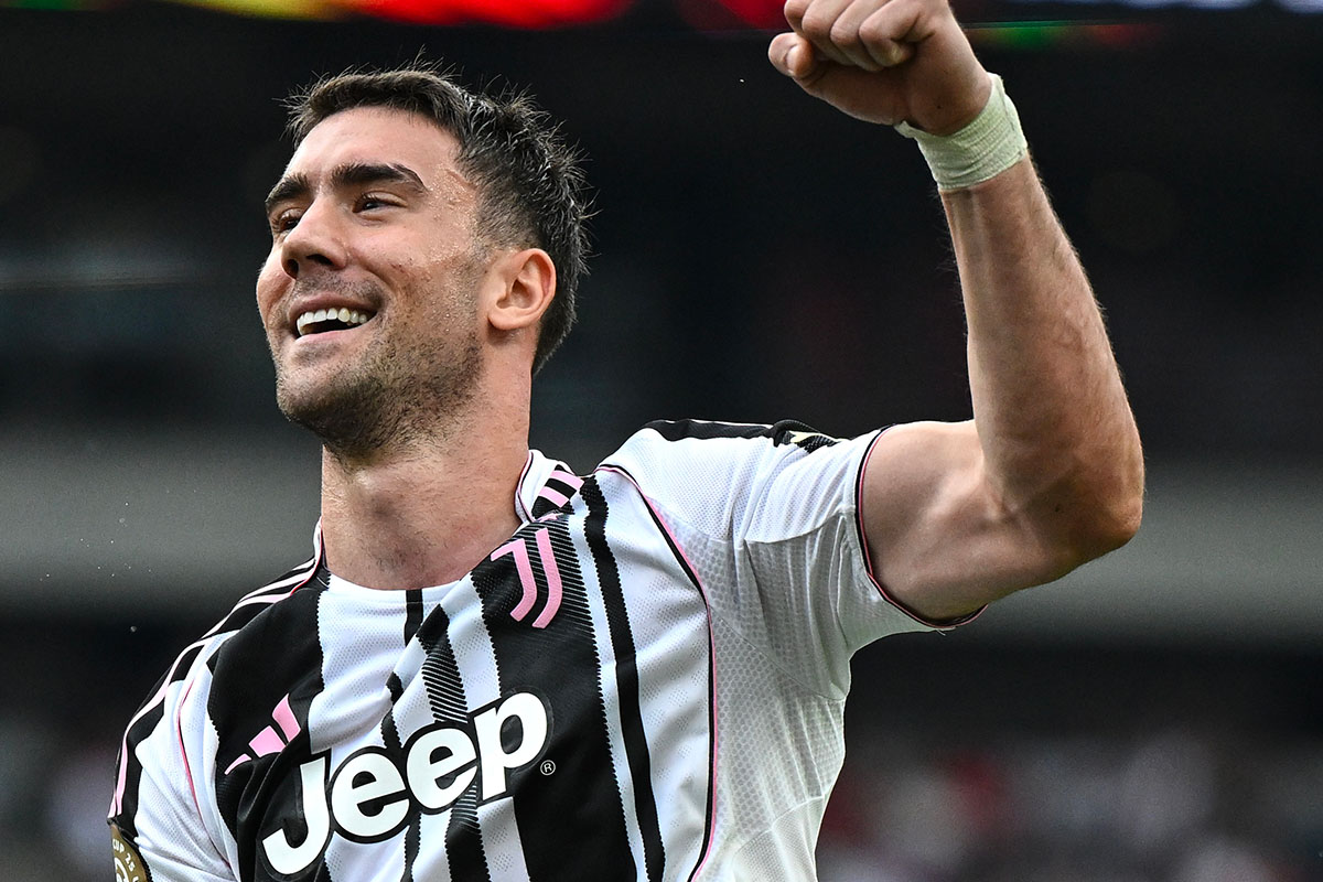 Vlahovic esulta sorridente con la maglia della Juventus dopo un gol