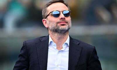 Giorgio Furlani CEO del Milan elegante a bordocampo con occhiali da sole