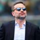 Giorgio Furlani CEO del Milan elegante a bordocampo con occhiali da sole