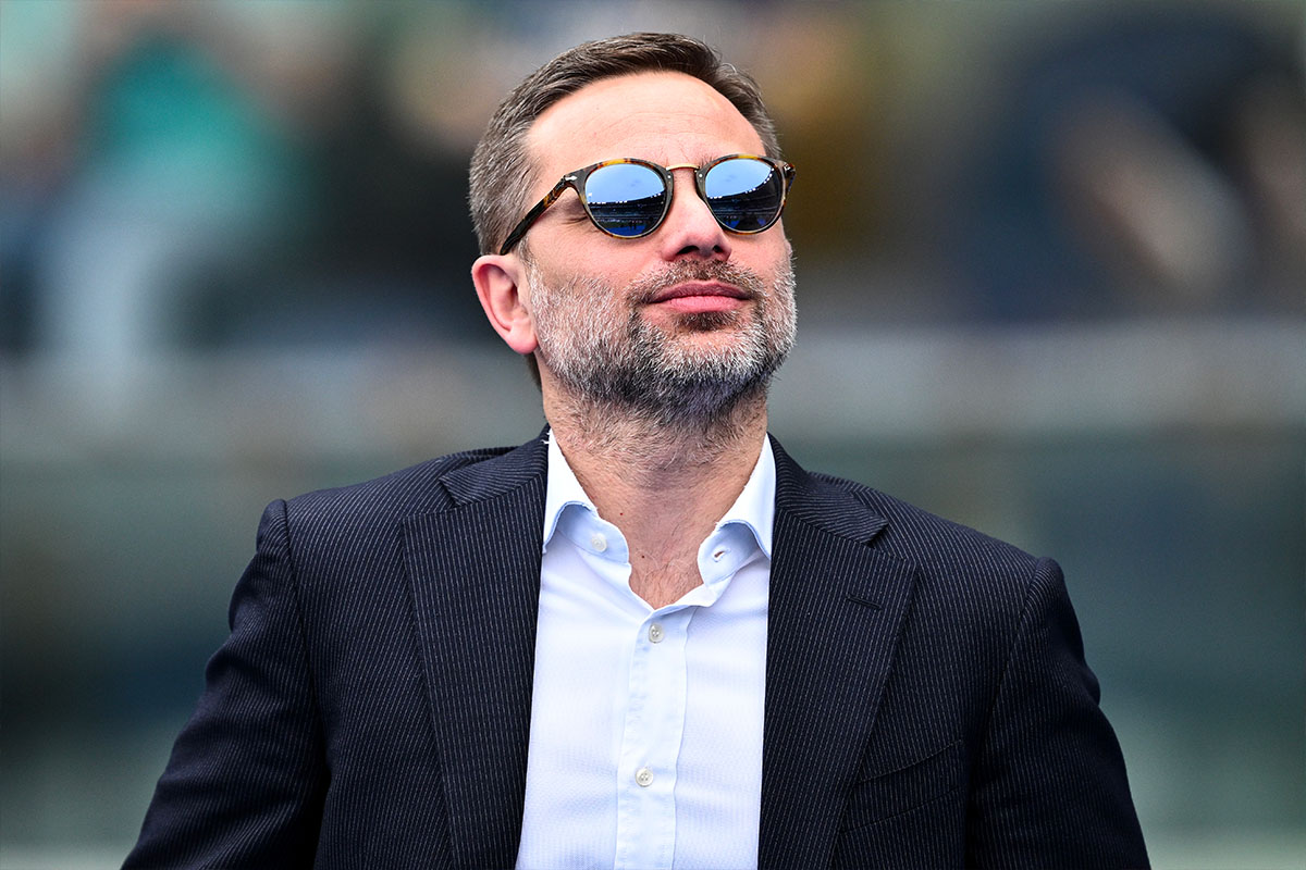 Giorgio Furlani CEO del Milan elegante a bordocampo con occhiali da sole