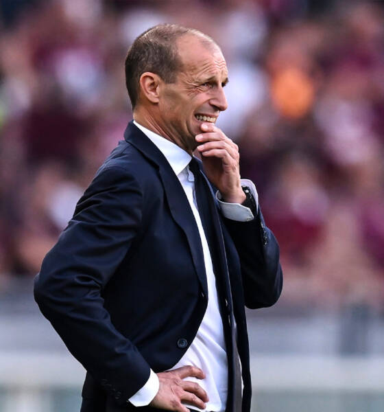 Massimiliano Allegri pensieroso a bordocampo