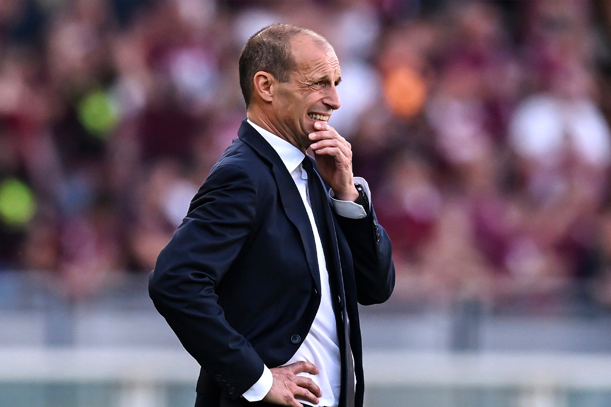 Massimiliano Allegri pensieroso a bordocampo