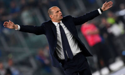 Massimiliano Allegri a bordocampo con le braccia larghe dà indicazioni alla squadra
