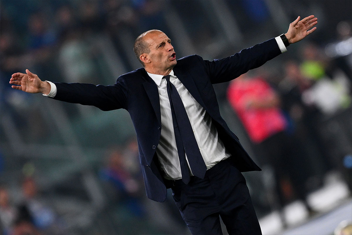 Massimiliano Allegri a bordocampo con le braccia larghe dà indicazioni alla squadra