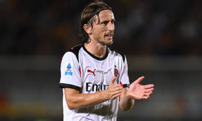 Luka Modric applaude i compagni in Lecce-Milan di campionato