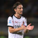 Luka Modric applaude i compagni in Lecce-Milan di campionato