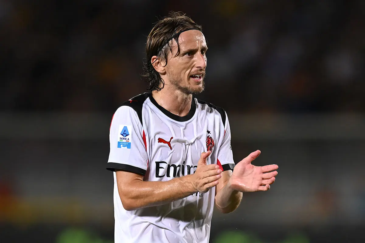 Luka Modric applaude i compagni in Lecce-Milan di campionato