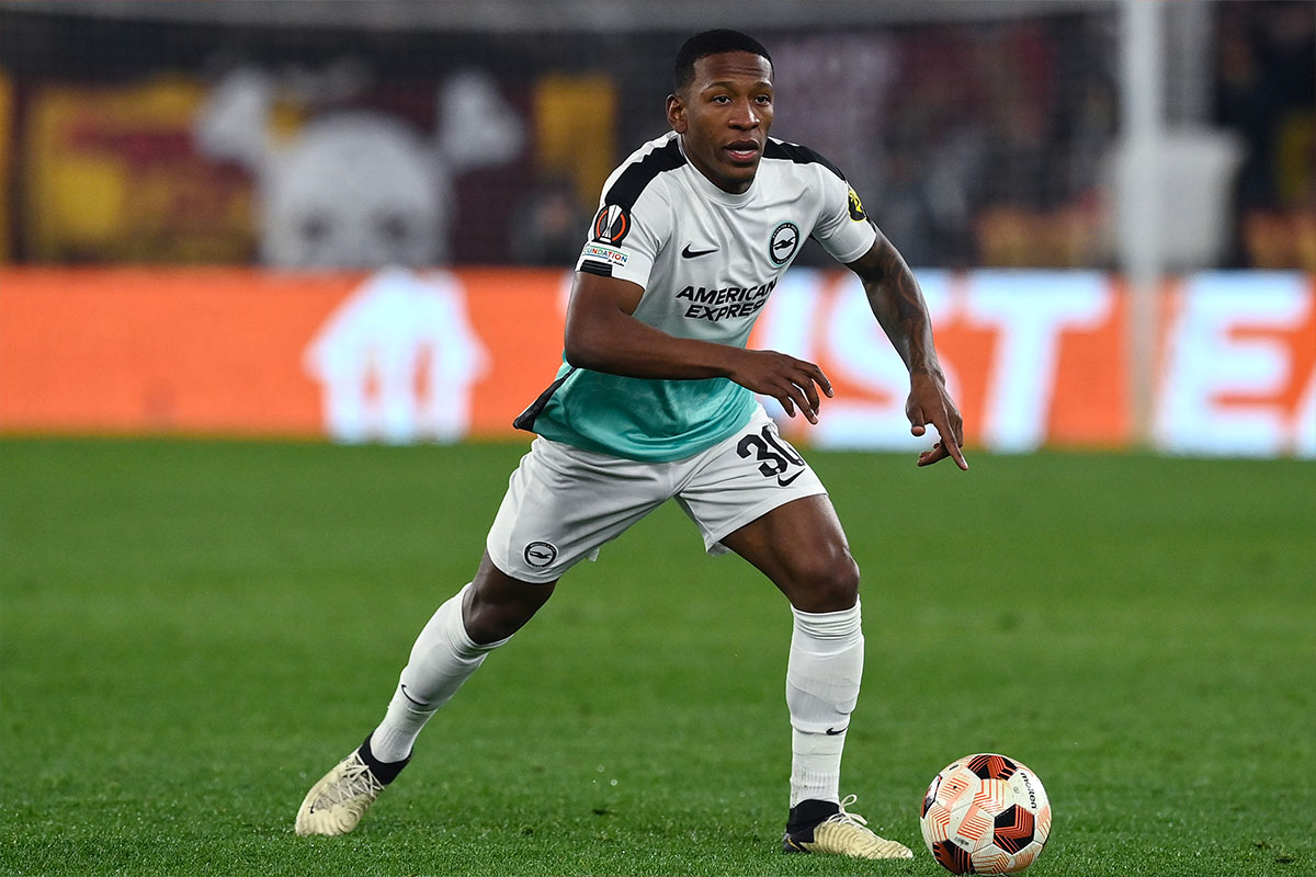 Pervis Estupiñán in campo con il Brighton