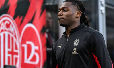 Rafa Leão a bordocampo a San Siro con la tuta del Milan