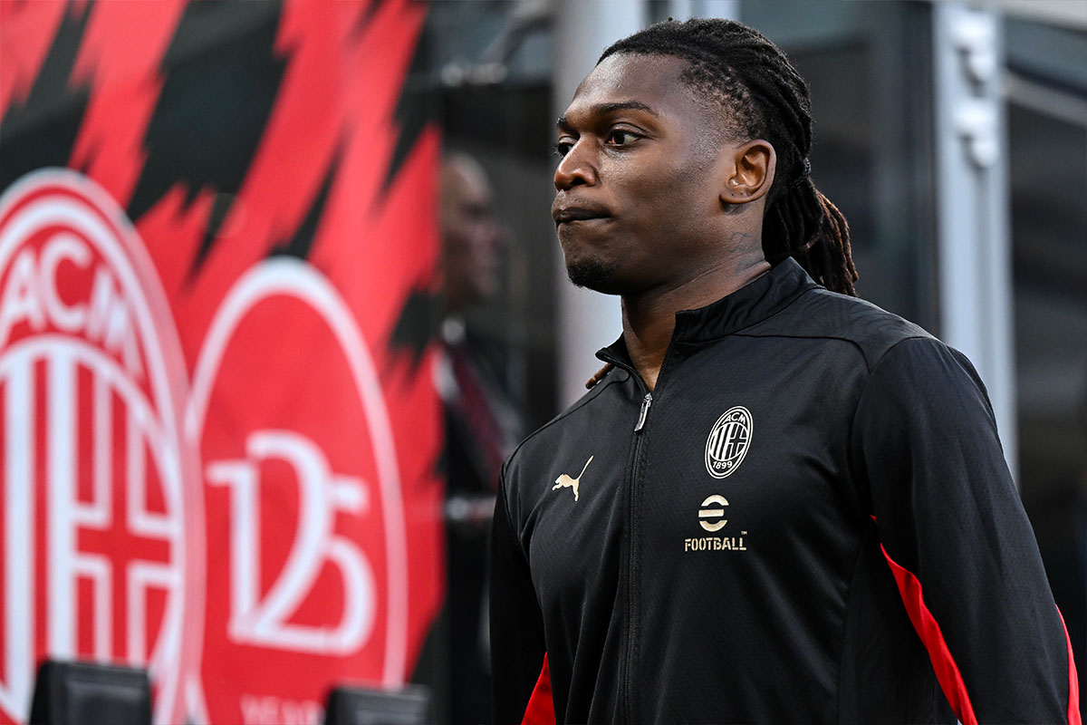 Rafa Leão a bordocampo a San Siro con la tuta del Milan