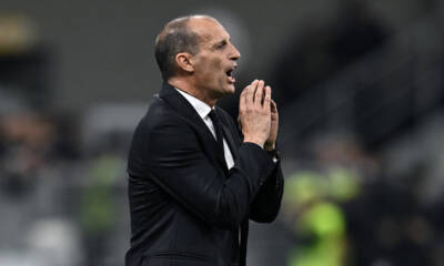 Massimiliano Allegri richiama i suoi giocatori a bordocampo nella partita Milan-Napoli di Serie A