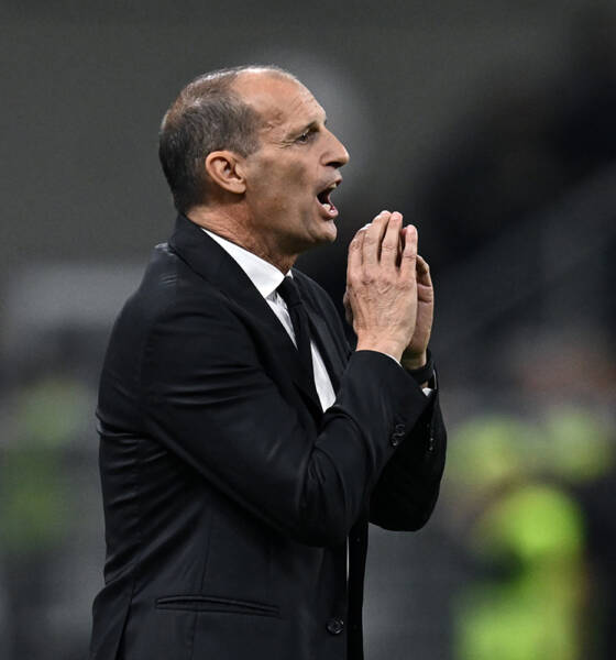 Massimiliano Allegri richiama i suoi giocatori a bordocampo nella partita Milan-Napoli di Serie A