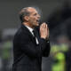 Massimiliano Allegri richiama i suoi giocatori a bordocampo nella partita Milan-Napoli di Serie A