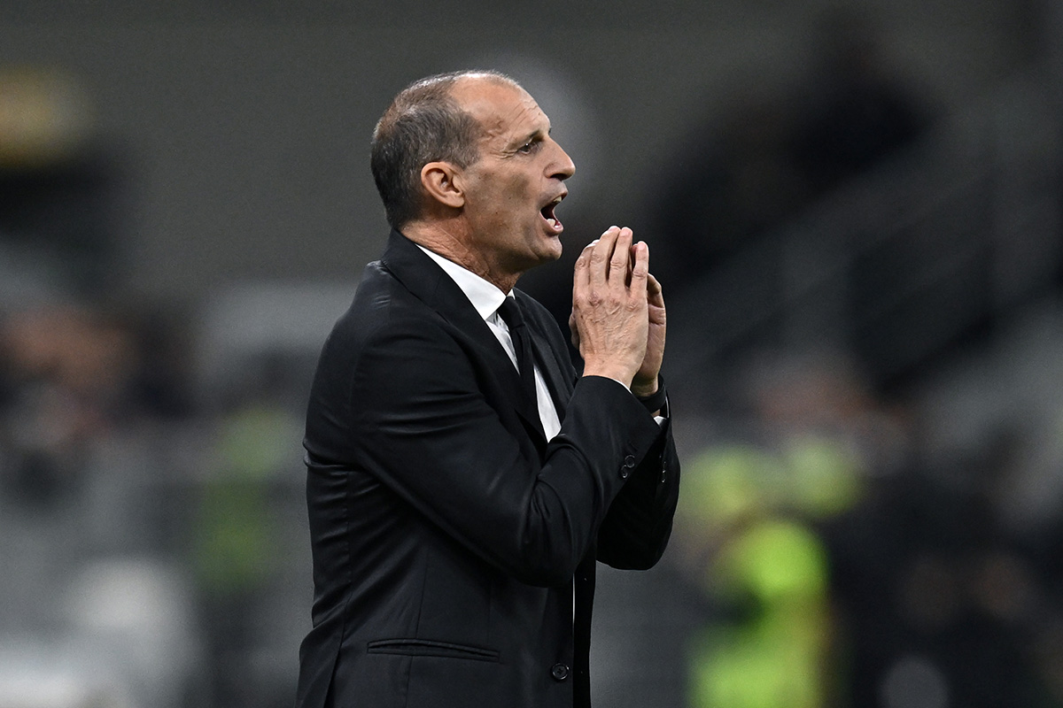 Massimiliano Allegri richiama i suoi giocatori a bordocampo nella partita Milan-Napoli di Serie A