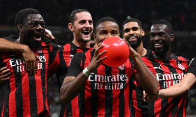 Nkunku esulta dopo il primo gol con il Milan in Coppa Italia contro il Lecce, con palloncino rosso e compagni attorno.
