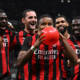 Nkunku esulta dopo il primo gol con il Milan in Coppa Italia contro il Lecce, con palloncino rosso e compagni attorno.