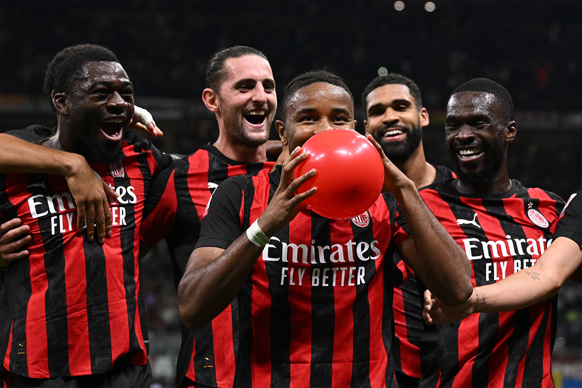 Nkunku esulta dopo il primo gol con il Milan in Coppa Italia contro il Lecce, con palloncino rosso e compagni attorno.