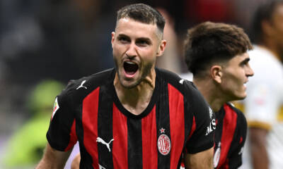 antiago Gimenez, attaccante del Milan, esulta per il gol al Lecce in Coppa Italia a San Siro con Bartesaghi dietro di lui.