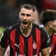 antiago Gimenez, attaccante del Milan, esulta per il gol al Lecce in Coppa Italia a San Siro con Bartesaghi dietro di lui.