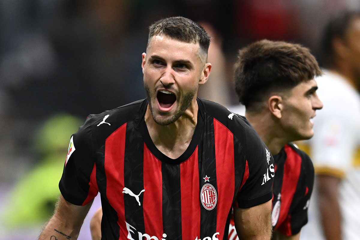 antiago Gimenez, attaccante del Milan, esulta per il gol al Lecce in Coppa Italia a San Siro con Bartesaghi dietro di lui.