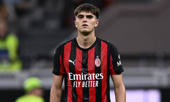 Davide Bartesaghi in campo con la maglia del Milan 2025/2026