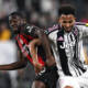 Contrasto tra Fofana e Kelly nella partita Juventus-Milan allo Juventus Stadium