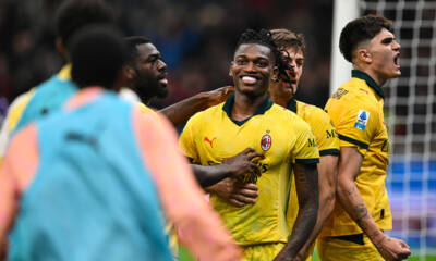 Leao, Fofana, Gabbia e Bartesaghi esultano dopo il rigore del 2-1 del Milan contro la Fiorentina a San Siro, Serie A 2025/26