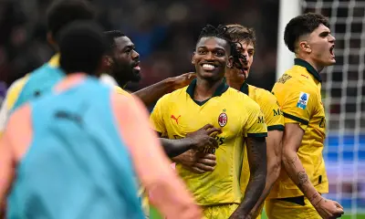 Leao, Fofana, Gabbia e Bartesaghi esultano dopo il rigore del 2-1 del Milan contro la Fiorentina a San Siro, Serie A 2025/26