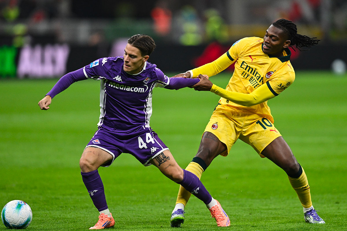 Rafa Leão e Nicolò Fagioli duellano durante la partita Milan-Fiorentina di Serie A a San Siro