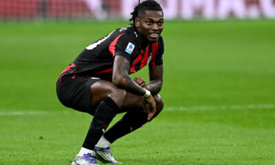 Rafael Leão esultanza surf Milan Pisa 2025 gol 1-0 San Siro Serie A