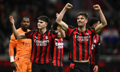 Esultanza di Matteo Gabbia sotto la Curva Sud di San Siro dopo Milan-Roma, con Davide Bartesaghi alle spalle