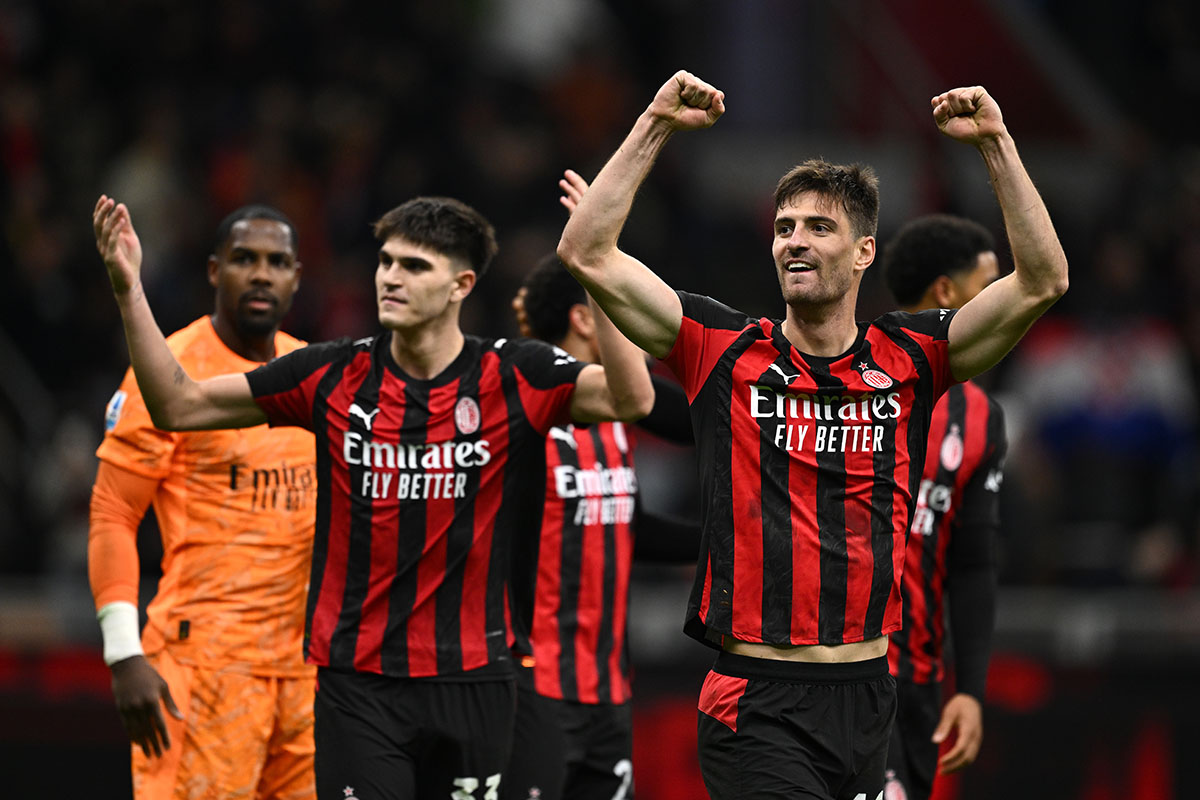 Esultanza di Matteo Gabbia sotto la Curva Sud di San Siro dopo Milan-Roma, con Davide Bartesaghi alle spalle