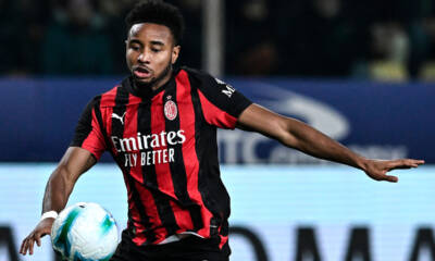 Christopher Nkunku del Milan controlla il pallone durante Parma-Milan di Serie A 2025/26 allo stadio Tardini