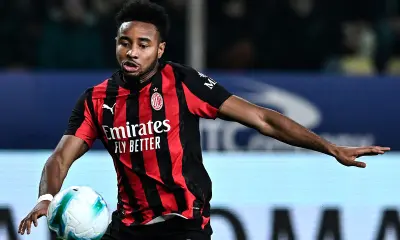 Christopher Nkunku del Milan controlla il pallone durante Parma-Milan di Serie A 2025/26 allo stadio Tardini