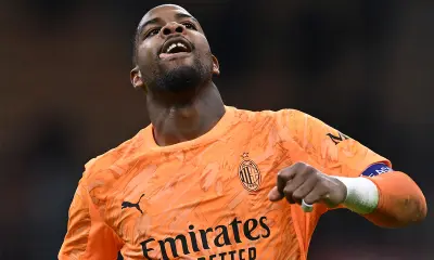 Maignan esulta con la Curva Sud dopo la vittoria del Milan sulla Roma e la parata decisiva sul rigore di Dybala