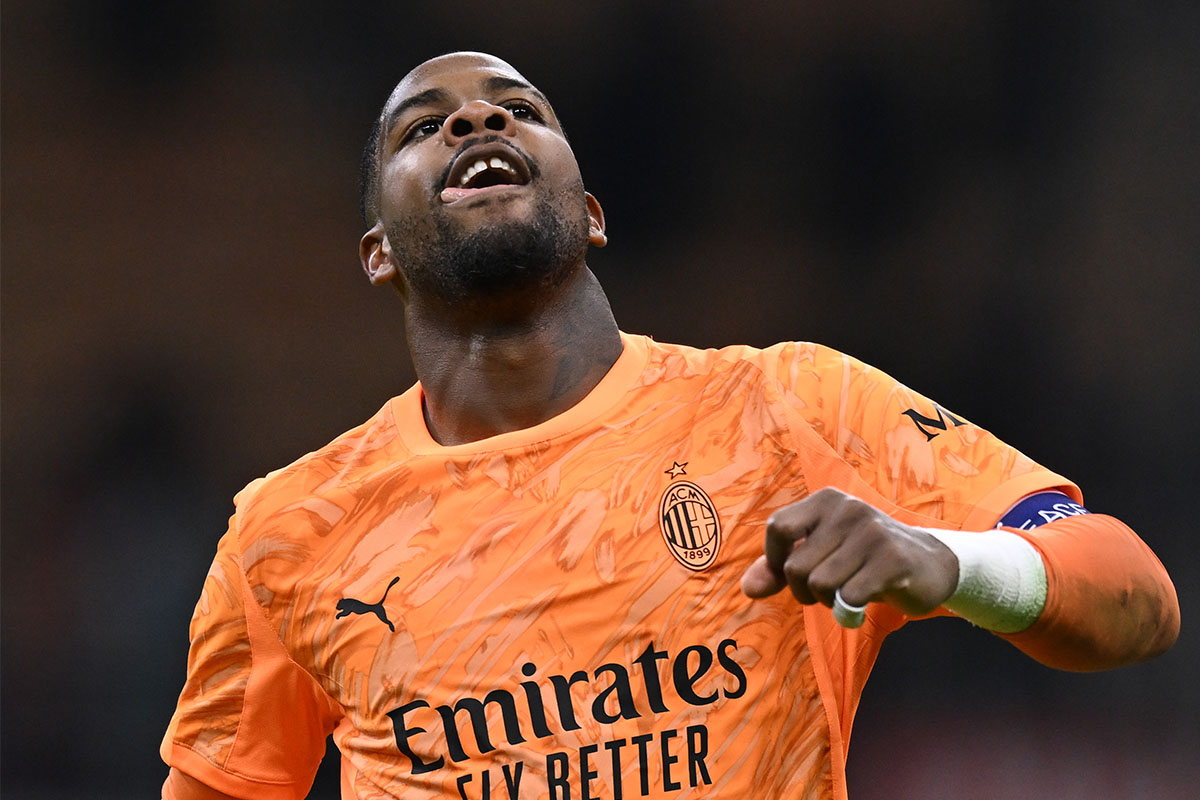 Maignan esulta con la Curva Sud dopo la vittoria del Milan sulla Roma e la parata decisiva sul rigore di Dybala