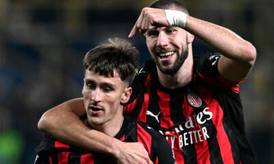 Saelemaekers e Pavlovic del Milan esultano per il gol dell’1-0 contro il Parma nella Serie A 2025/26