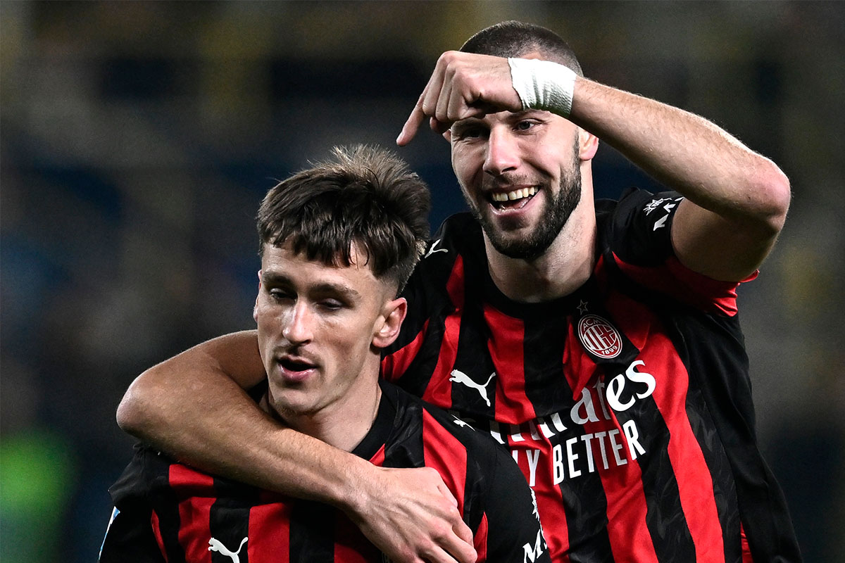 Saelemaekers e Pavlovic del Milan esultano per il gol dell’1-0 contro il Parma nella Serie A 2025/26