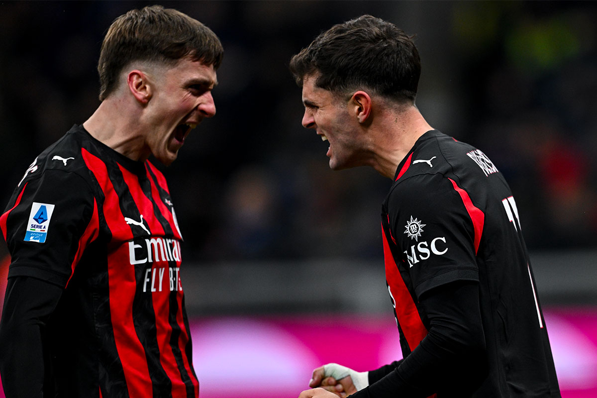 Saelemaekers e Pulisic esultano con un urlo dopo il gol in Inter-Milan